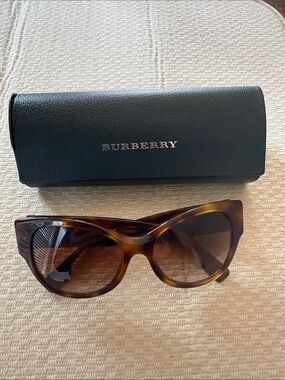 Burberry Brown Tortoiseshell Cat-Eye Sunglasses with Case